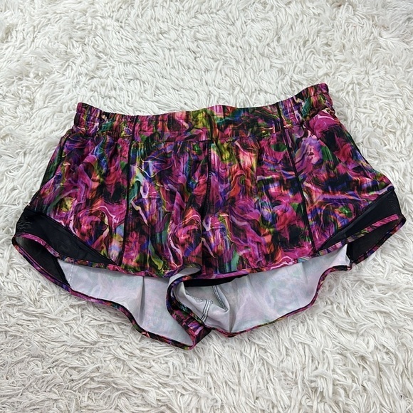 Lululemon Hotty Hot Low Rise Short 2.5" Hyper Flow Pink Multi / Black - Picture 1 of 4